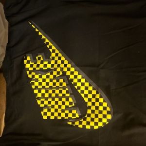 Black and yellow Nike tee